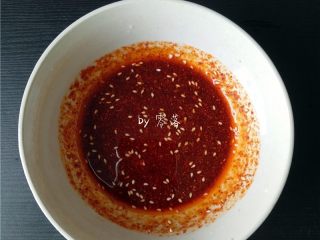 8、酸辣汤粑粑,调酸辣汁：将适量酱油、陈醋、油泼辣子、盐、鸡汁、细砂糖、花椒油、胡椒粉、白芝麻混合，搅拌均匀；