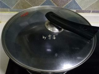 9、酸辣汤粑粑,锅里倒入清水烧开；