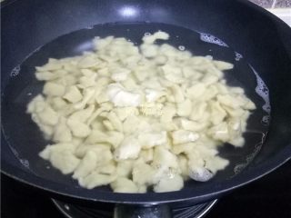10、酸辣汤粑粑,将面团扯成小面块，放进锅里煮熟；