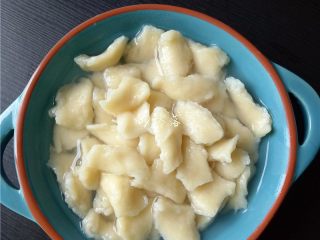 11、酸辣汤粑粑,煮好的面块捞出；