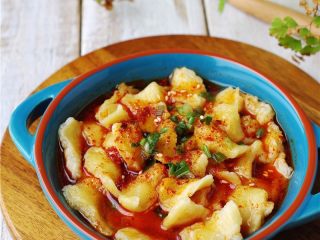 12、酸辣汤粑粑,淋入酸辣汁，撒上葱花；