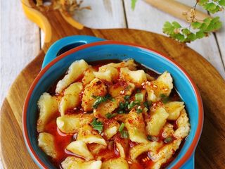 13、酸辣汤粑粑,【酸辣小面鱼】做好啦。