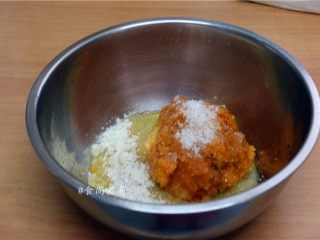6、蓬松柔软马拉糕,南瓜糊、白糖、酵母粉倒入大盆中拌匀