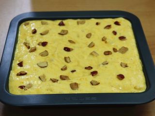 12、蓬松柔软马拉糕,将发酵好的面糊倒入蒸盆中，轻轻摇晃均匀，上面撒一层红枣肉粒，蒸锅内放入清水烧开，再放入马拉糕，大火蒸35分钟