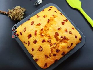 13、蓬松柔软马拉糕,取出切块即可