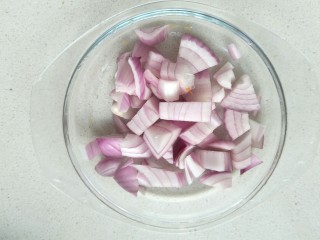2、鸡肉咖喱饭,圆葱头一半切成块备用