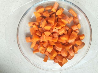 3、鸡肉咖喱饭,胡萝卜洗净切块备用