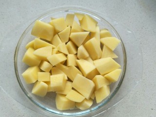 4、鸡肉咖喱饭,土豆去皮洗净切块备用