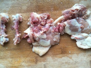 5、鸡肉咖喱饭,鸡腿用刀去骨留鸡腿肉