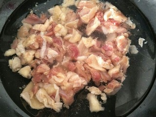 7、鸡肉咖喱饭,把鸡腿肉凉水下锅煮开焯水。