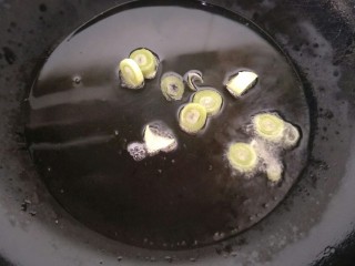 8、鸡肉咖喱饭,锅倒油加热，放入事先切好的葱花。