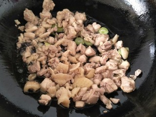 9、鸡肉咖喱饭,放焯好的鸡肉翻炒一会。