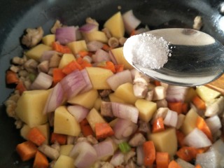 11、鸡肉咖喱饭,然后再加入生抽和适量的盐继续翻炒。