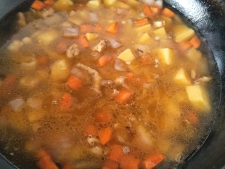 12、鸡肉咖喱饭,翻炒均匀后填加适量的水