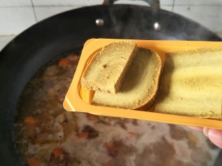 13、鸡肉咖喱饭,烧开后加入咖喱块接着继续大火加热。