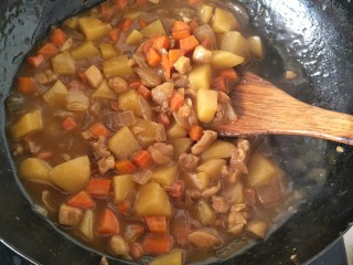 14、鸡肉咖喱饭,烧到汁剩的不多时，就可以小火收汁，烧成浓浓的样子即可。