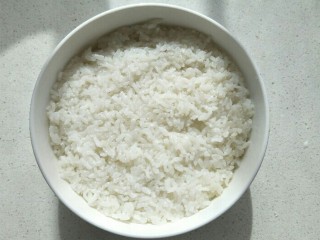 15、鸡肉咖喱饭,准备一碗米饭用勺子压平。