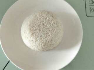 16、鸡肉咖喱饭,然后倒扣在盘子中。