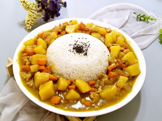 17、鸡肉咖喱饭,把做好的咖喱用勺子整齐的盛入到米饭周围，米饭上撒点黑芝麻就显得更好看了，这样就可以开动啦！