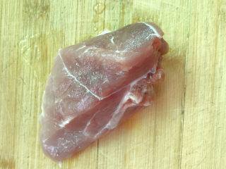 1、榨菜肉丝,准备好猪肉