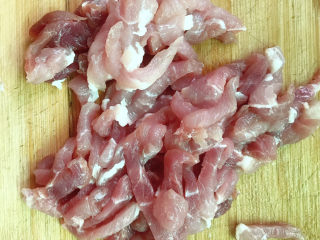 2、榨菜肉丝,切成丝