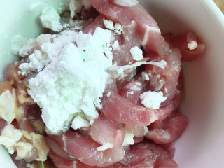 3、榨菜肉丝,放入碗中，加入淀粉、生抽、料酒