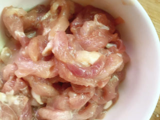 4、榨菜肉丝,拌匀腌制片刻