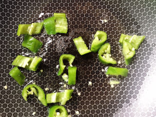 9、榨菜肉丝,放入青辣椒