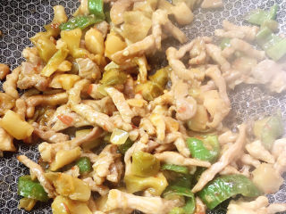 16、榨菜肉丝,翻炒均匀