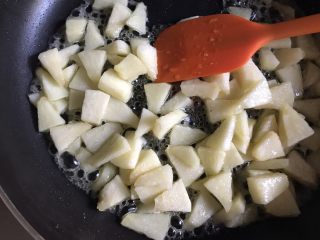 3、迷你苹果派（饺子皮版）,慢慢炒至苹果丁变软