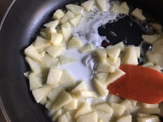 4、迷你苹果派（饺子皮版）,将淀粉加少量水，调成粉浆，倒入锅中继续翻炒