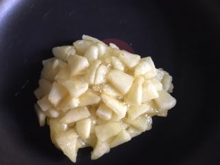 5、迷你苹果派（饺子皮版）,炒至苹果馅可以轻松堆叠起来