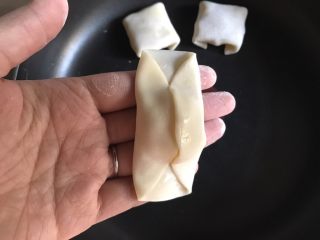 7、迷你苹果派（饺子皮版）,饺子皮包住馅，如图