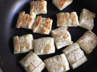 9、迷你苹果派（饺子皮版）,放入少许油，煎至两面金黄