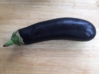 1、蒜蓉风琴烤茄,茄子洗净
