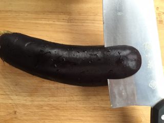 2、蒜蓉风琴烤茄,从头部横向割往茄柄处，每层0.8cm左右。茄柄处不割开，留1--1.5cm保持连接