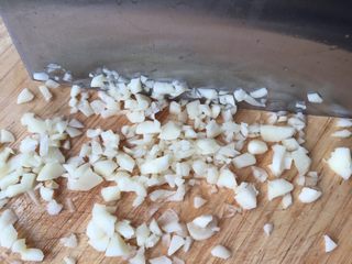 4、蒜蓉风琴烤茄,蒜切细