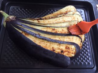 6、蒜蓉风琴烤茄,用硅胶刷把豆瓣酱刷在每一片朝上的一面。