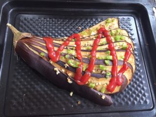 8、蒜蓉风琴烤茄,烤20分钟后拿出，挤上番茄酱。继续放进烤箱烤10分钟