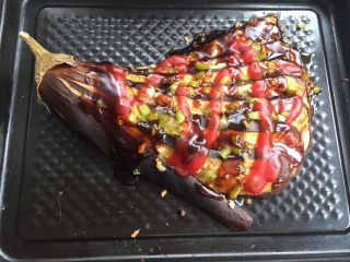 9、蒜蓉风琴烤茄,十分钟后拿出挤点蚝油（蚝油不能遇高温太久，所以要晚点放）再次放入烤箱烤5分钟出炉