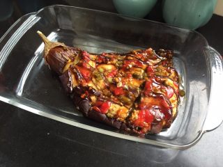 10、蒜蓉风琴烤茄,用剪刀每隔3--4cm剪几刀，方便食用