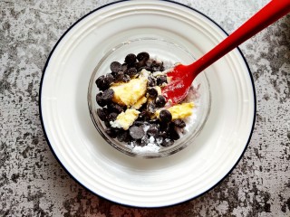 2、巧克力流心汤圆,放入60°左右的温水中，隔水融化。