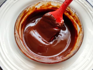 3、巧克力流心汤圆,隔水搅拌至完全融化，如图中状态。