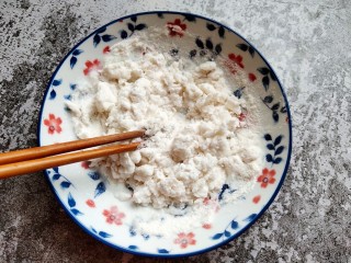 6、巧克力流心汤圆,皮①糯米粉加入开水搅匀。