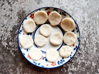 8、巧克力流心汤圆,分割成小面剂子，然后按扁成小面块儿，如图。