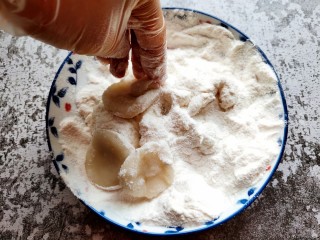 10、巧克力流心汤圆,捞出迅速放入皮二的糯米粉中。