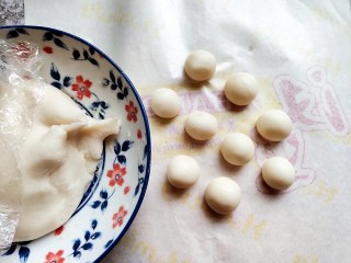 12、巧克力流心汤圆,提前分割成大小均匀的小面剂子。