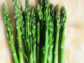 1、芦笋炒肉片,准备好芦笋，切掉根部