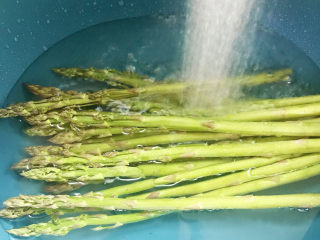 2、芦笋炒肉片,冲洗干净