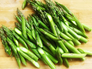 3、芦笋炒肉片,切成段